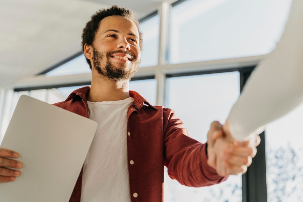 Location-Rachat/Rental and Buyback - Image de deux personnes qui se donnent une poigné de mains