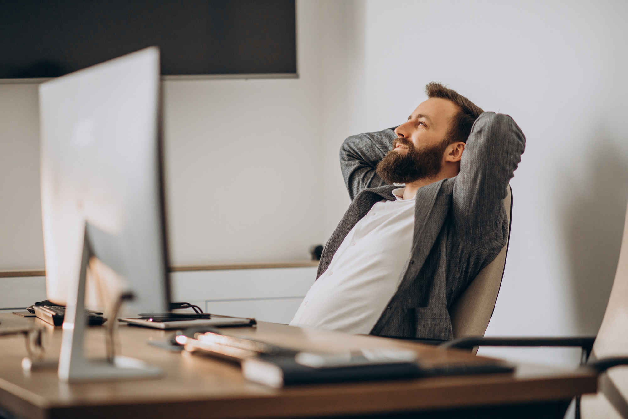 Location-Rachat/Rental and Buyback - Image d'un homme travaillant sur son bureau