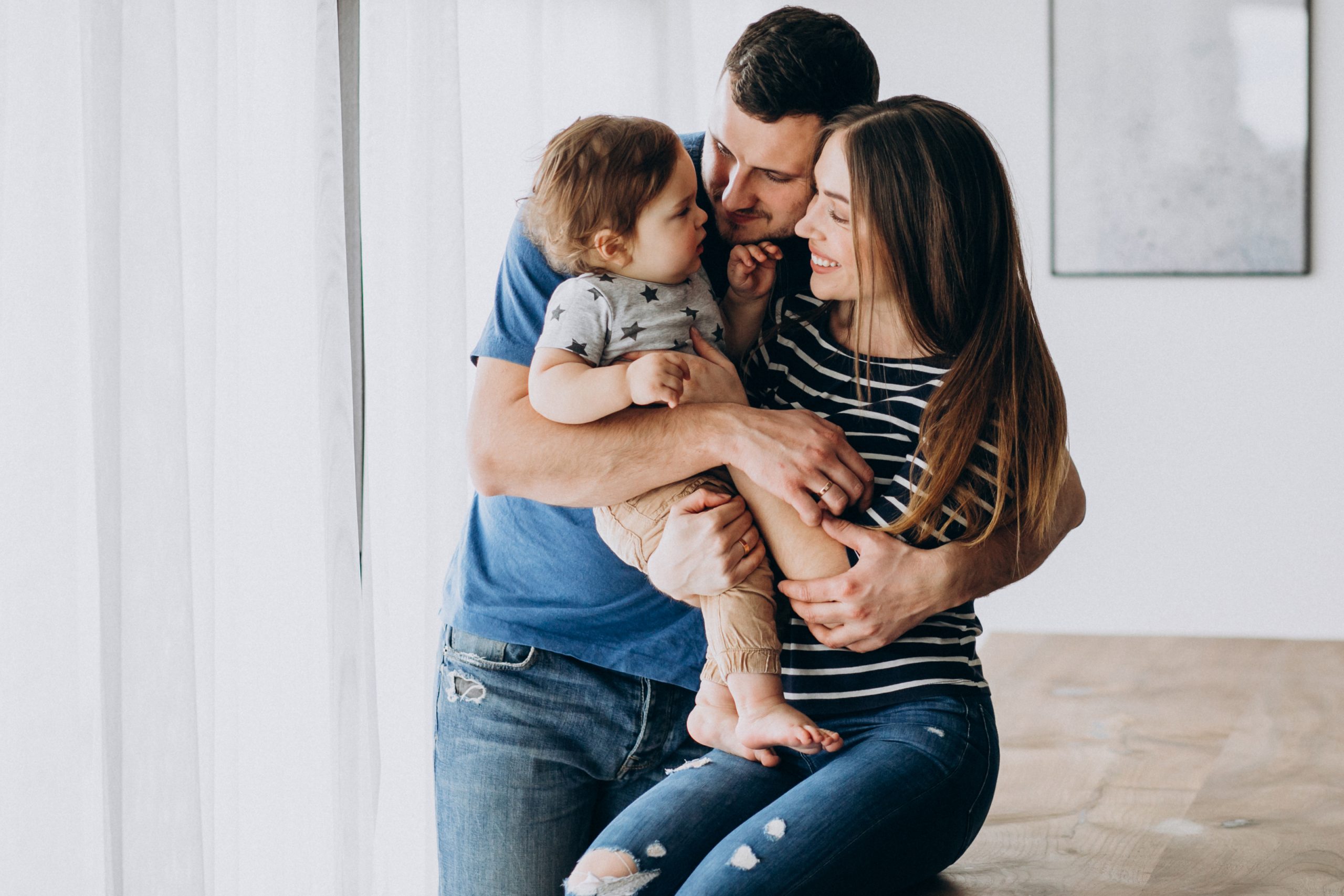 Prêt alternatif/alternative loan - Immobissimo : image d'une famille avec leur petit garçon dans leur nouvelle maison